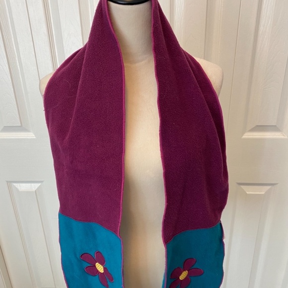 Northern Getaway women’s scarf - Picture 2 of 4